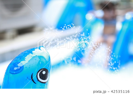 プール (女児 子育て 育児 ライフスタイル 真夏 スイミング 水泳 水遊び 女の子 水浴び 自宅) 42535116