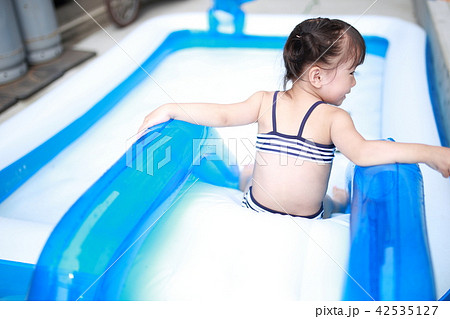 プール 女児 子育て 育児 ライフスタイル 真夏 スイミング 水泳 水遊び 女の子 水浴び 自宅 の写真素材