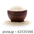 Japan rice dry in wood bowl on white background 42535566