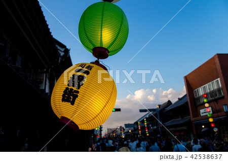 夏祭りの提灯 夕刻の川越一番街　a 蔵の街並みと積乱雲の背景 42538637