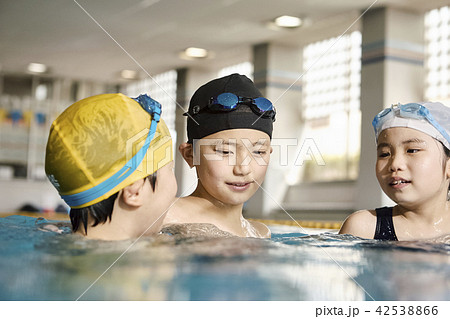 スイミング　楽しむ子供 42538866