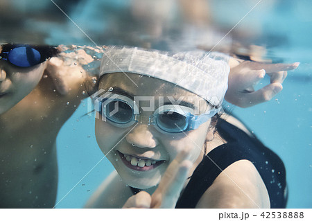 スイミング　楽しむ子供 42538888