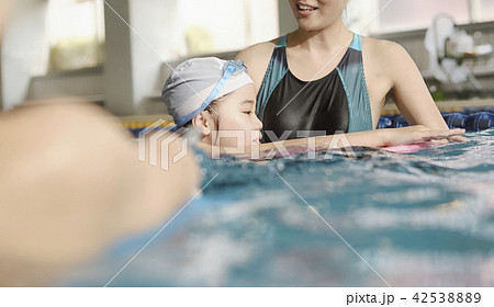 スイミング　コーチと子供 42538889