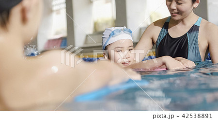 スイミング　コーチと子供 42538891