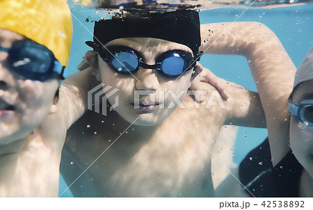 スイミング　楽しむ子供 42538892