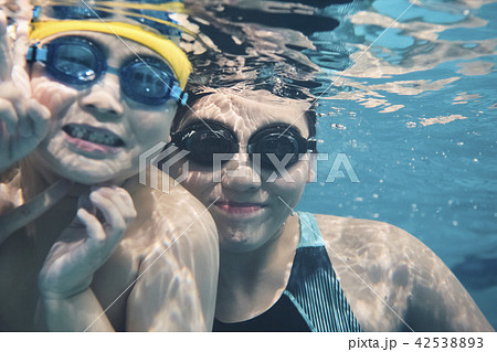 スイミング　楽しむ子供 42538893