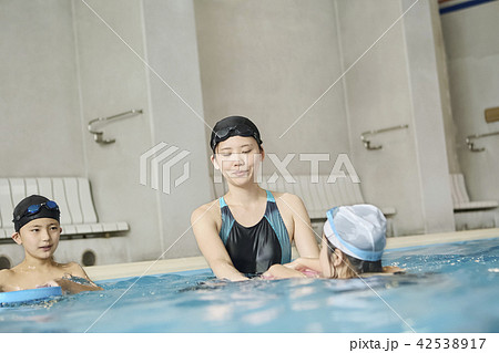 スイミング　コーチと子供 42538917