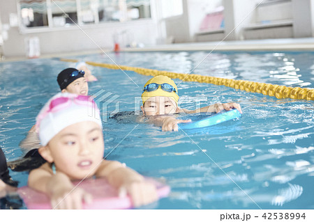 スイミング　泳ぐ子供 42538994