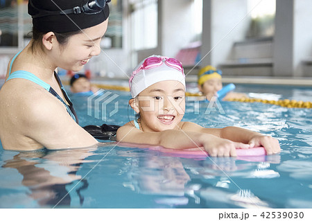 スイミング　コーチと子供 42539030