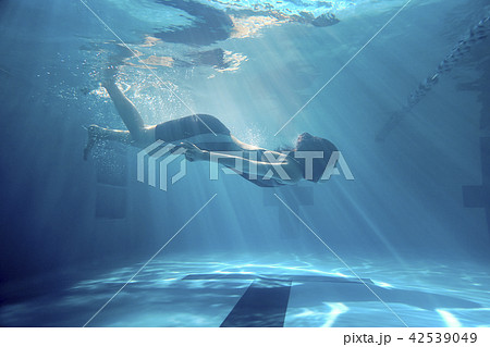 泳ぐ女性　イメージカット 42539049