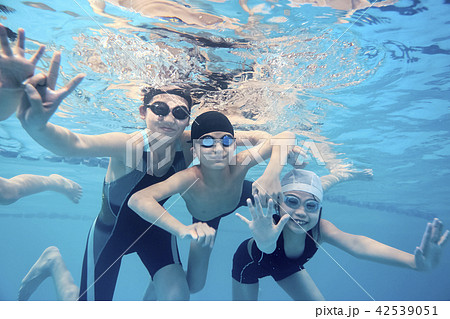 スイミング　楽しむコーチと子供 42539051