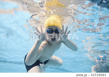 スイミング 楽しむ子供 スイミング 楽しむ子供 42539063