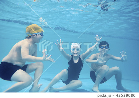 スイミング　楽しむ子供 42539080