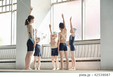 スイミング　コーチと子供 42539087