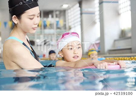 スイミング　コーチと子供 42539100
