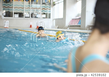 スイミング　泳ぐ子供 42539102