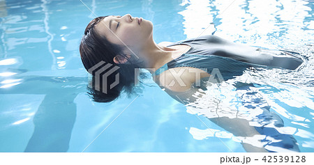 泳ぐ女性　イメージカット 42539128