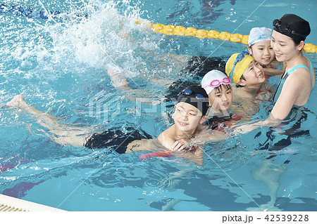 スイミング コーチと子供 スイミング コーチと子供 42539228