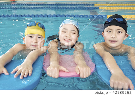 スイミング　泳ぐ子供 42539262