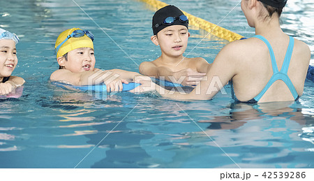 スイミング　コーチと子供 42539286