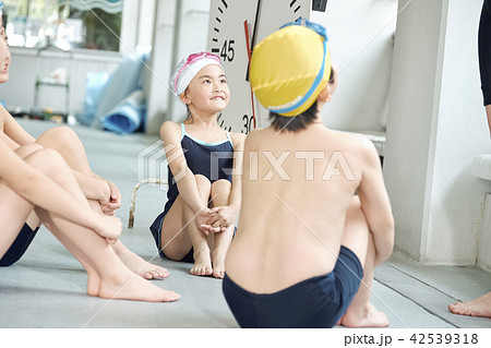 スイミング コーチと子供 スイミング コーチと子供 42539318