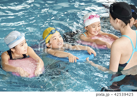 スイミング　コーチと子供 42539425