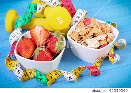 Fresh strawberries, wheat and rye flakes 42539549