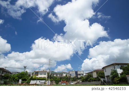 住宅地に迫る入道雲 42540233