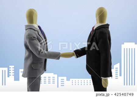 握手する男性二人と街 握手する男性二人と街 42540749