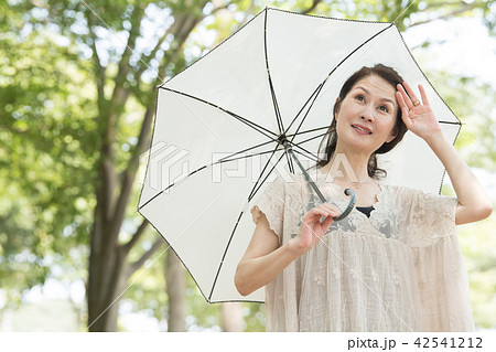 日傘をさす日本人ミドル女性 42541212