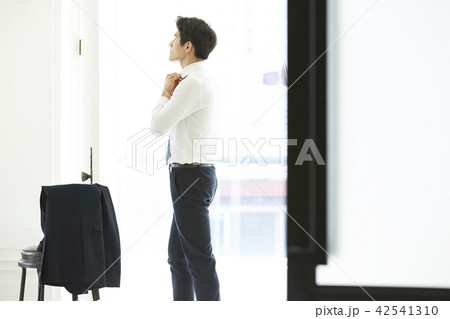 男性 ビジネスマン 身支度 男性 ビジネスマン 身支度 42541310