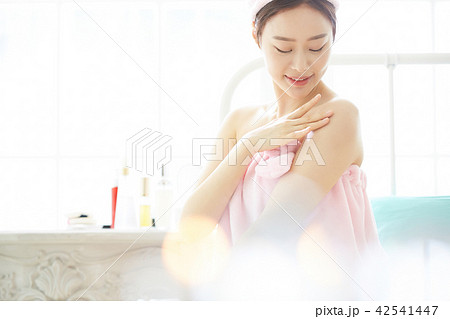 女性　ビューティー　ボディケア 42541447