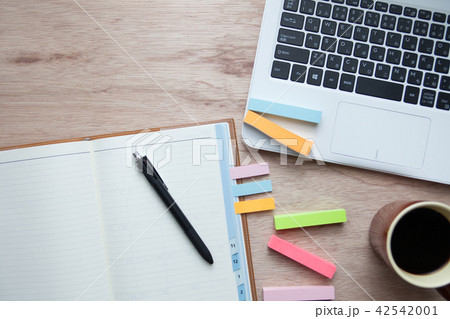 付箋とパソコンイメージ 42542001