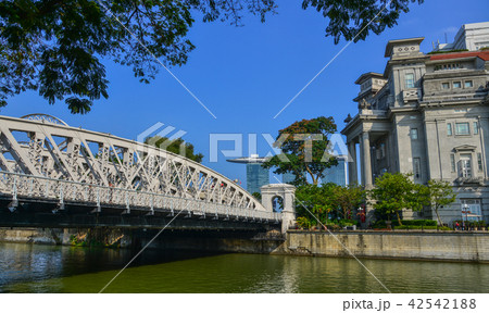 Cavenagh Bridge over the Singapore River Cavenagh Bridge over the Singapore River 42542188