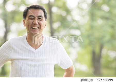 さわやかな笑顔の日本人ミドル男性 健康イメージの写真素材