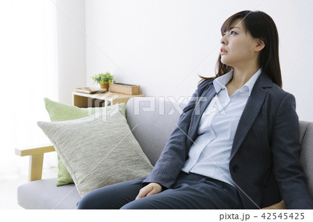 疲れている若い女性　　　体調が悪い若い女性　　　　　　　　　　　　　　　　　　　　　　　　　　　　　 42545425