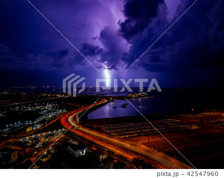 海上に落ちる稲妻 海上に落ちる稲妻 42547960