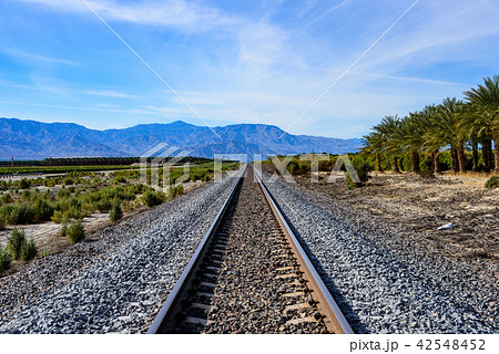まっすぐに伸びる鉄道のレール 42548452