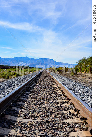 まっすぐに伸びる鉄道のレール まっすぐに伸びる鉄道のレール 42548455