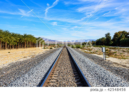 まっすぐに伸びる鉄道のレール まっすぐに伸びる鉄道のレール 42548456