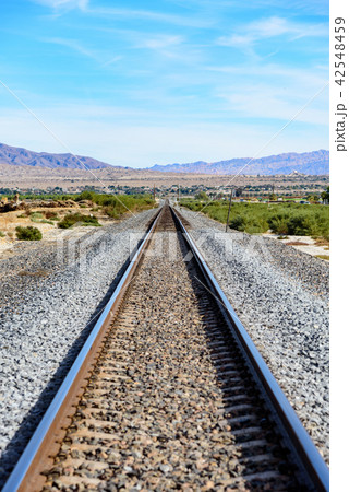 まっすぐに伸びる鉄道のレール 42548459