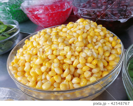 Sweet corn kernels 42548767