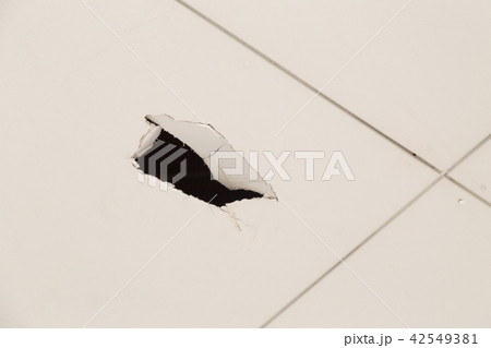 天井の穴 42549381