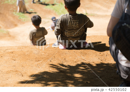 坂を下る少年 坂を下る少年 42550102