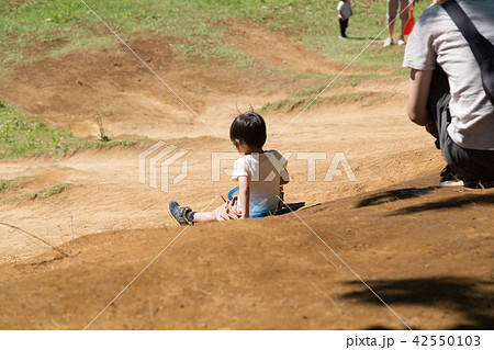 斜面を下る幼児 42550103