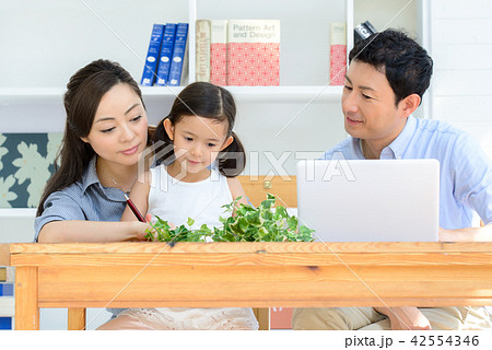 家族　パソコン 42554346