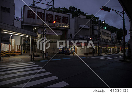 大阪府豊中市・雨上がり夜明け前阪急岡町駅前岡町商店街 42556435