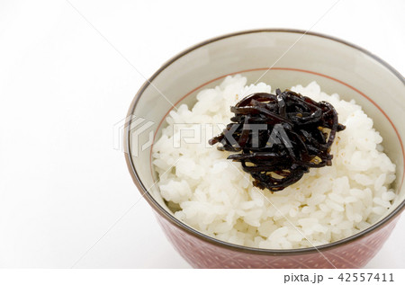炊き立てご飯と昆布の佃煮 42557411