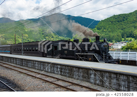 静岡県　大井川鐵道　千頭駅のホームに入線したSL列車 42558028