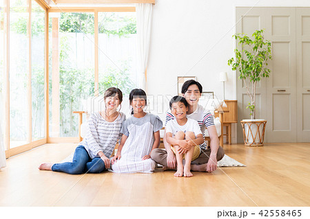 若い家族 42558465